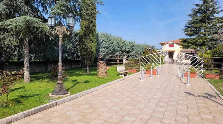 VILLA RECINTATA CON RISTORANTE E AZIENDA AGRICOLA