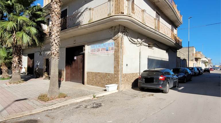 AMPIO LOCALE AD USO DEPOSITO