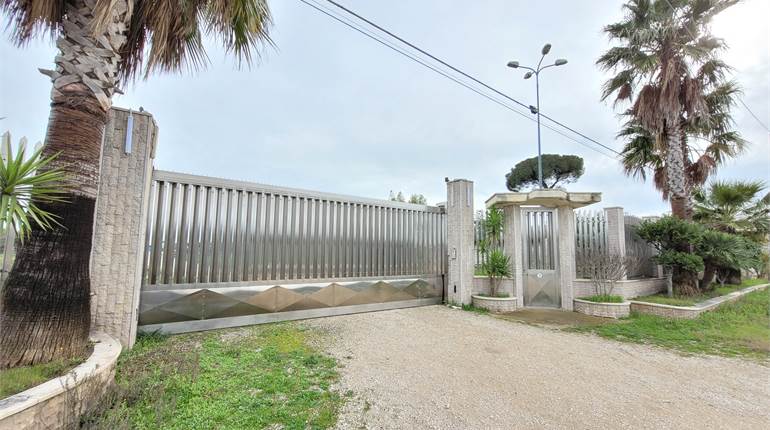 PIAZZALE RECINTATO CON AMPIA TETTOIA