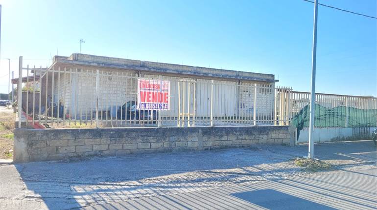 LABORATORIO - MAGAZZINO CON PIAZZALE