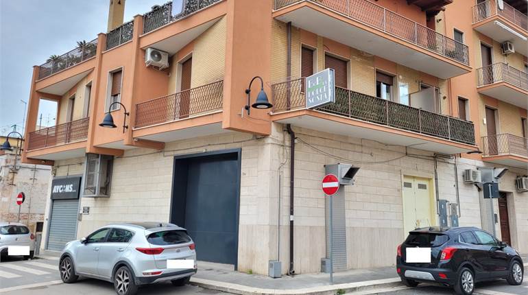 LOCALE COMMERCIALE ANGOLARE
