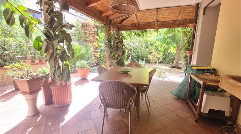 APPARTAMENTO CON GIARDINO, BOX E CANTINOLA