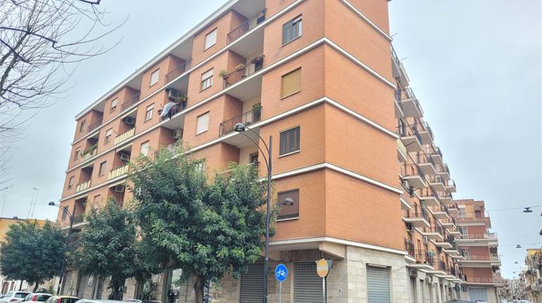 APPARTAMENTO CON P.AUTO